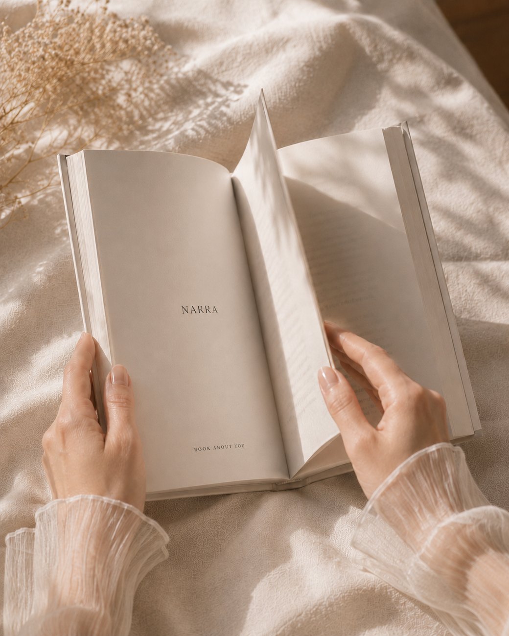 Раскрытая книга NARRA в руках в мягком свете