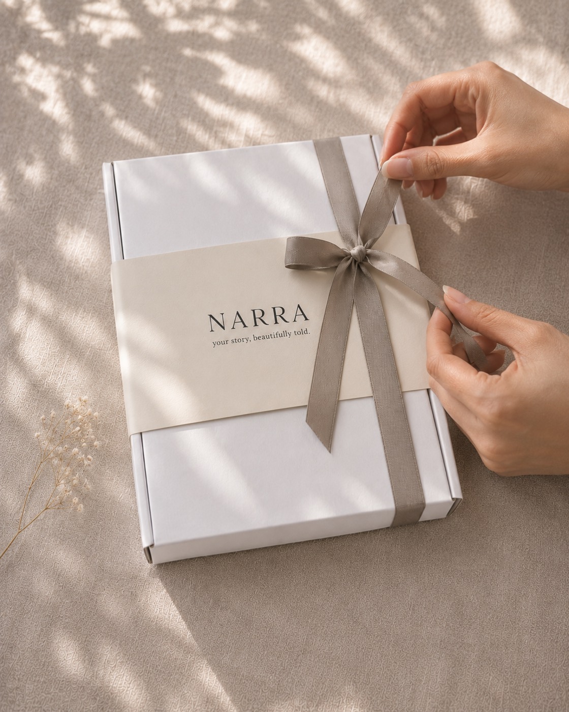 Открытая коробка NARRA: книга, карточка, закладка, сургуч и сухие цветы