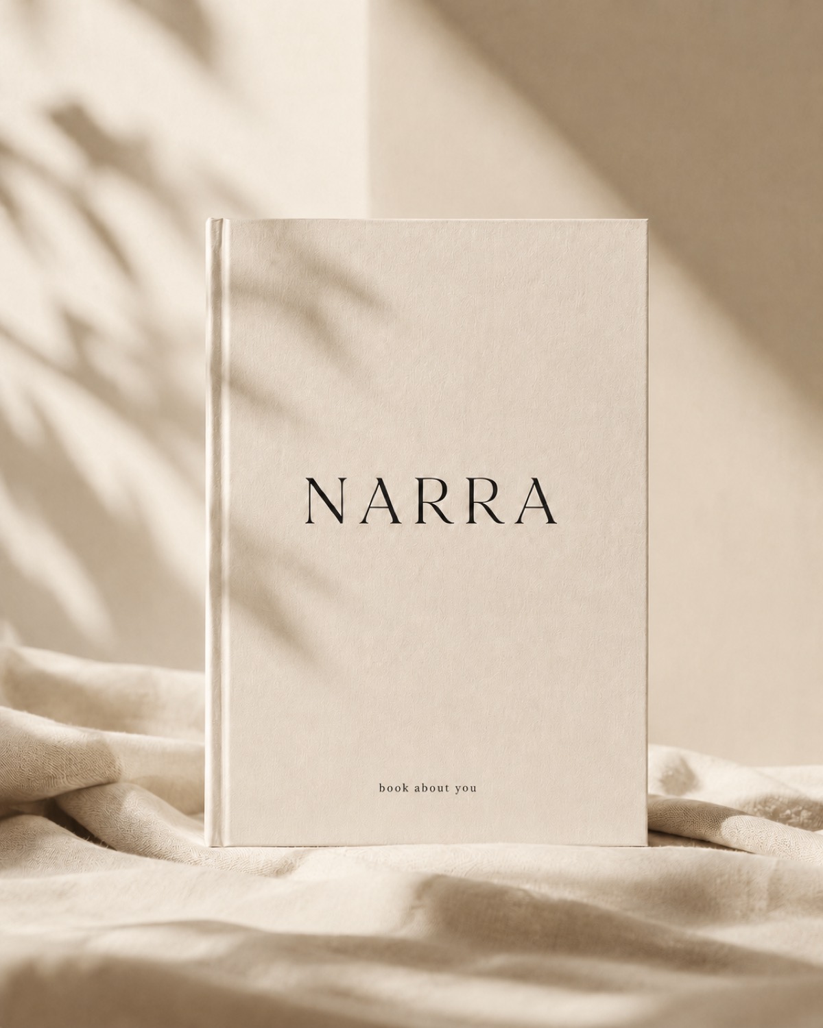 Cartea personalizată NARRA cu titlul «book about you», în lumină naturală caldă